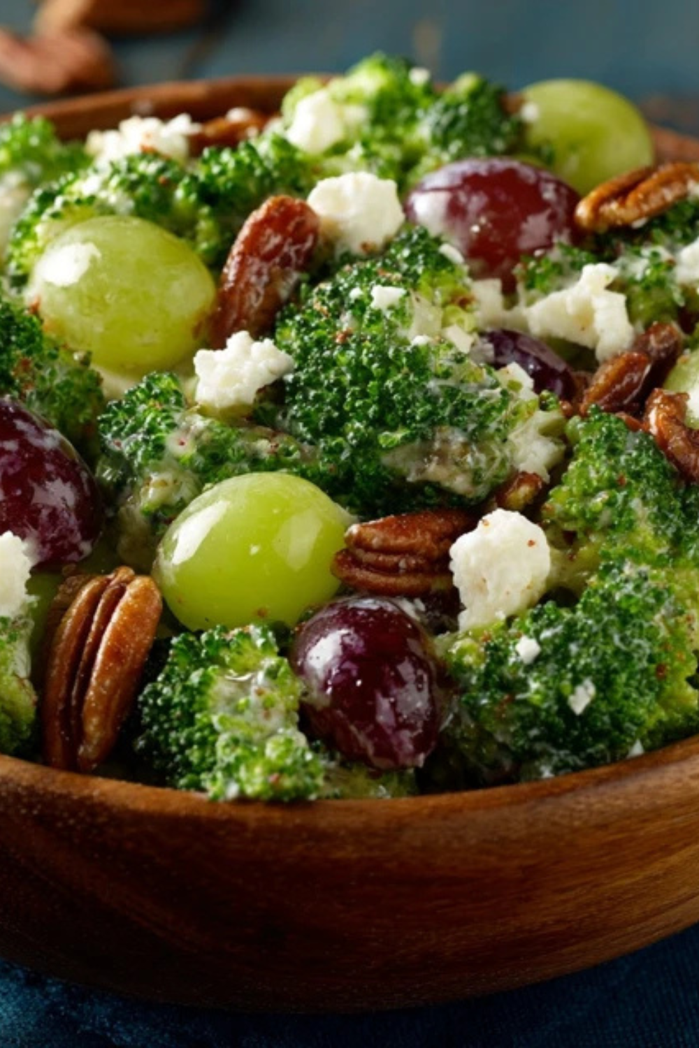 Brokkoli-Salat Zubereitung mit blanchierten Brokkoli-Röschen und cremigem Dressing