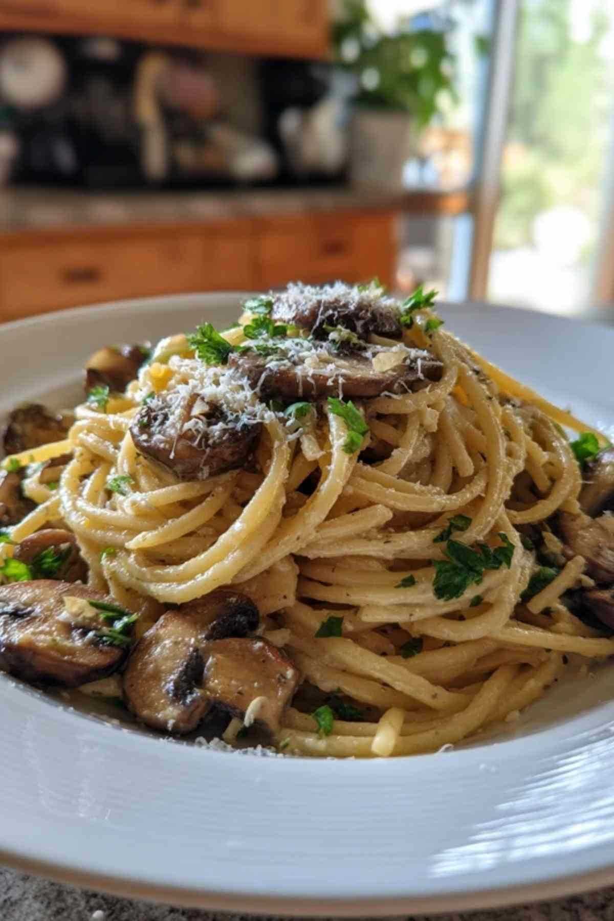 Dampende kom cremige champignon pasta met verse petersilie