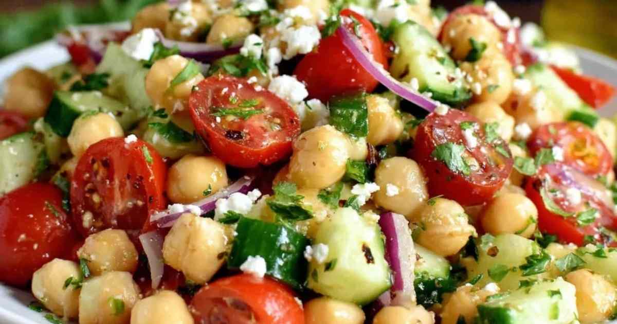 Mediterraner Kichererbsensalat in Schüssel servierfertig