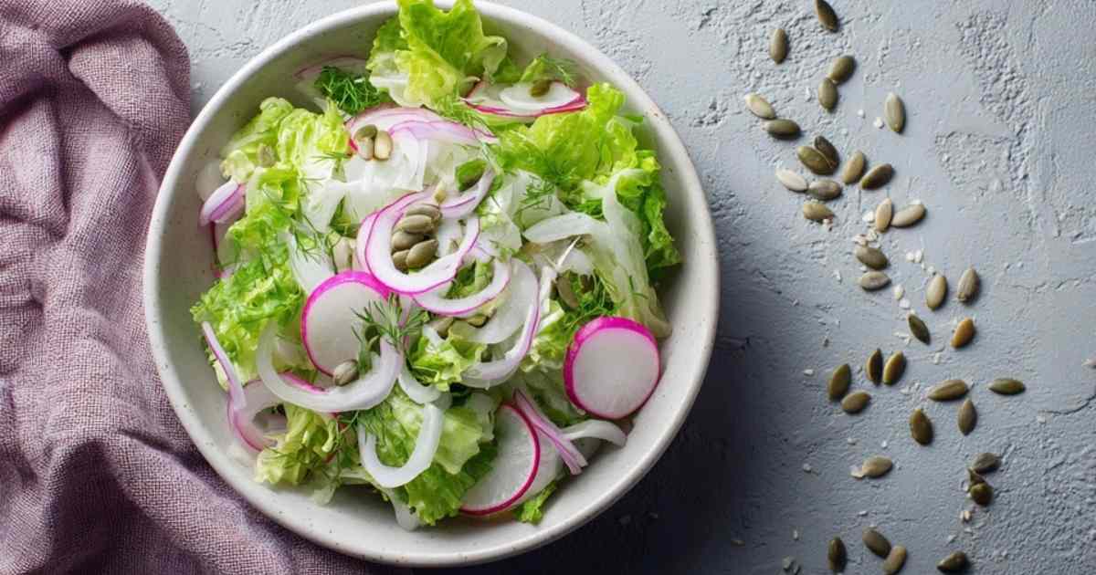 Yum Yum Salat Zutaten arrangiert mit Instantnudeln, Chinakohl und Nüssen