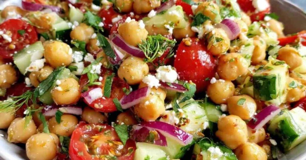 Mediterraner Kichererbsensalat in Schüssel servierfertig