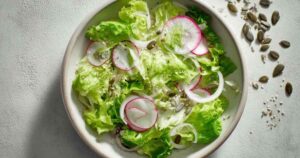 Yum Yum Salat mit knusprigen Instantnudeln und frischem Chinakohl in weißer Schüssel