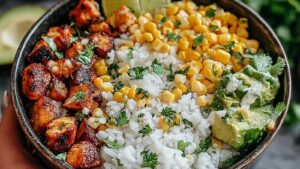 Street Corn Hähnchen Reis Bowl mit geröstetem Mais, Avocado und gewürztem Hähnchen auf braunem Reis