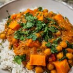Süßkartoffel-Kichererbsen-Curry in einem Topf mit cremiger Kokosmilch und Gewürzen