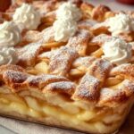 Apfelkuchen mit Vanillepudding frisch aus dem Ofen mit goldbrauner Oberfläche