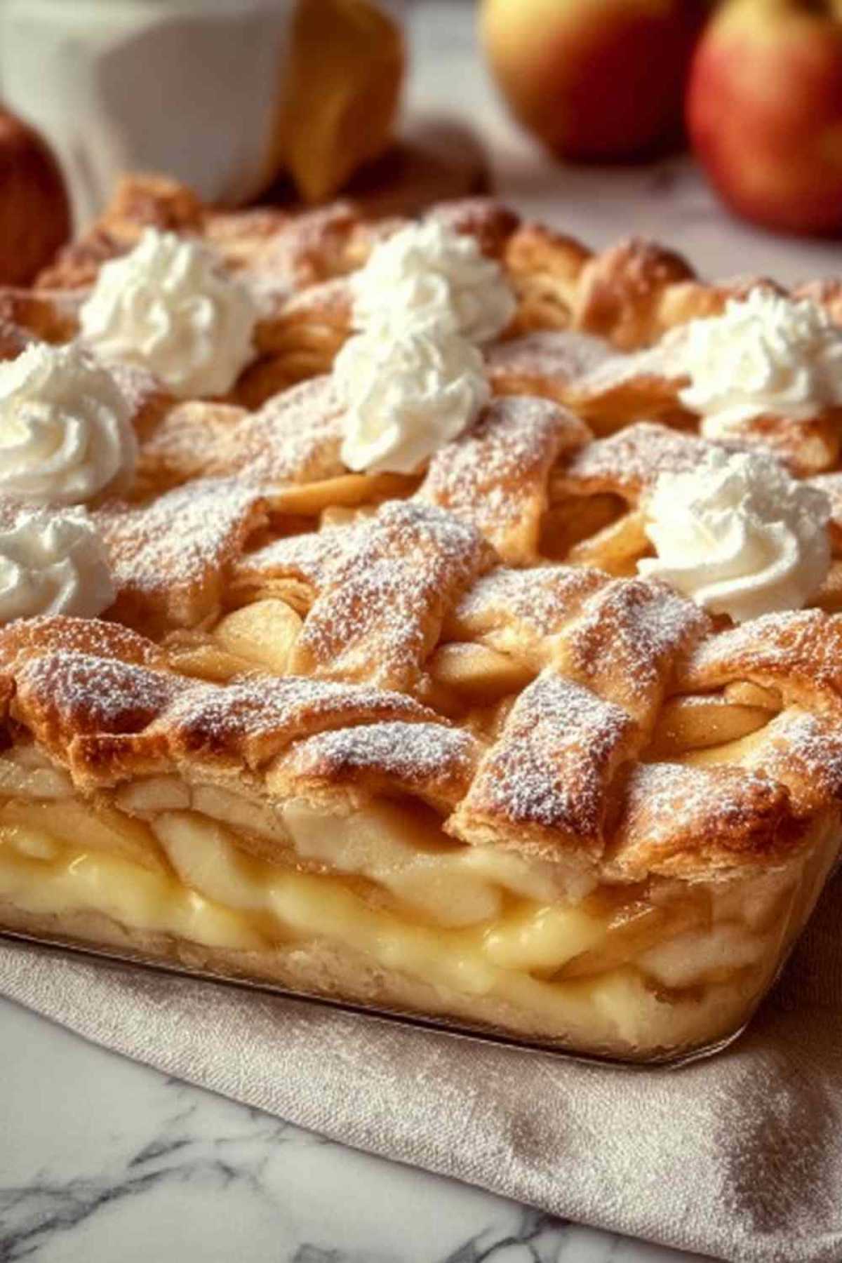 Apfelkuchen mit Vanillepudding frisch aus dem Ofen mit goldbrauner Oberfläche