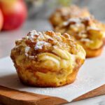Aufgeschnittener Apfelstrudel Muffin zeigt saftige Apfel-Mandel-Füllung und knusprigen Strudelteig