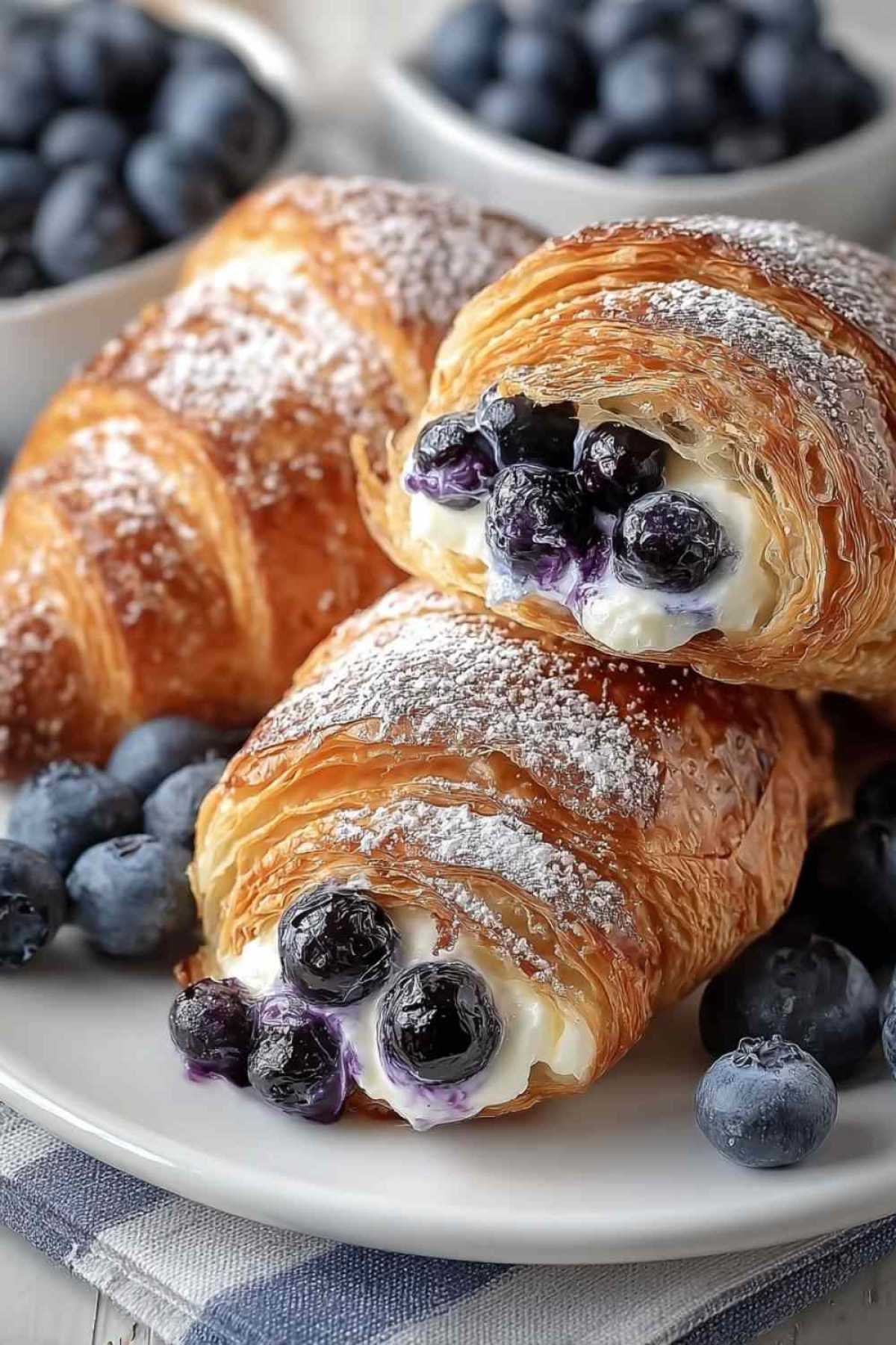 Frisch gebackene Blätterteig mit Blaubeeren und Frischkäse auf Abkühlgitter zeigen goldbraune Oberfläche