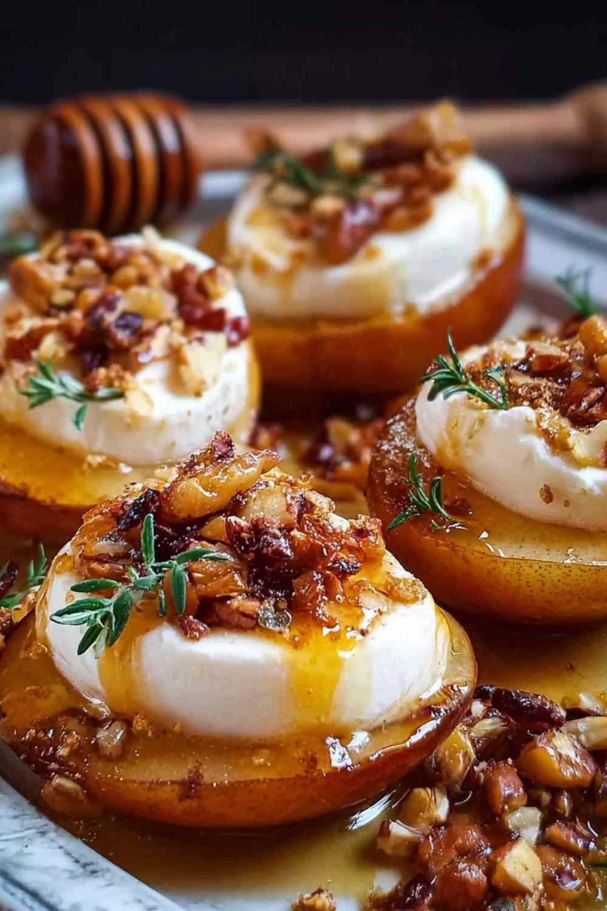 Gebratene Birnen mit Mascarpone werden in der Pfanne goldbraun karamellisiert
