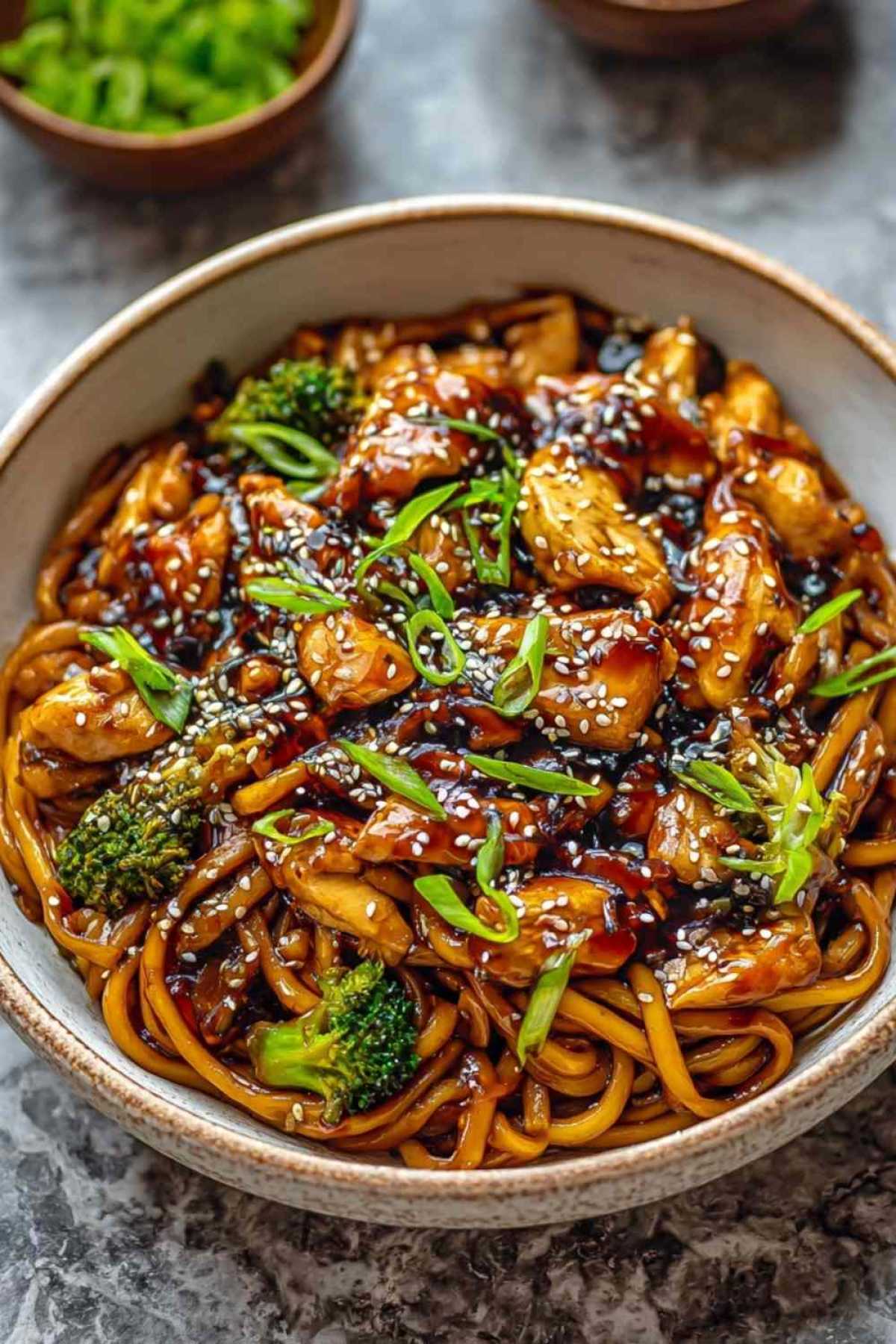 Hähnchen Teriyaki Nudeln mit zartem Fleisch und buntem Gemüse in einer großen Pfanne