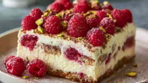 Himbeer Pistazien Tiramisu ohne Ei in transparenter Glasform mit sichtbaren Schichten