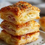 Blätterteig-Schinken-Käse-Türmchen zeigen geschmolzene Käse-Schinken-Füllung