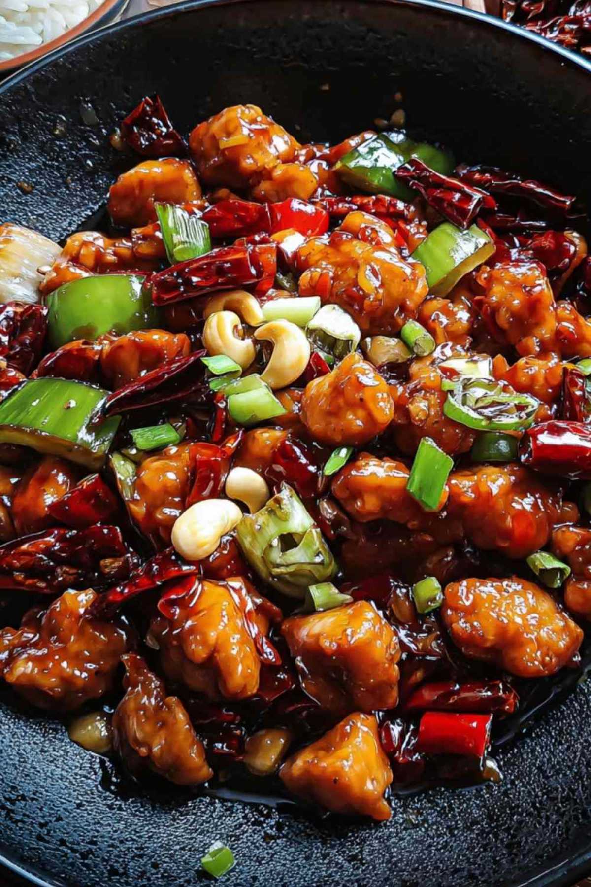 Kung Pao Hähnchen wird in einer Pfanne gebraten mit Paprika Erdnüssen und würziger Sauce