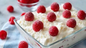 Raffaello Himbeer Quark in Glasschüssel mit Schichten aus cremigem Quark und frischen Himbeeren
