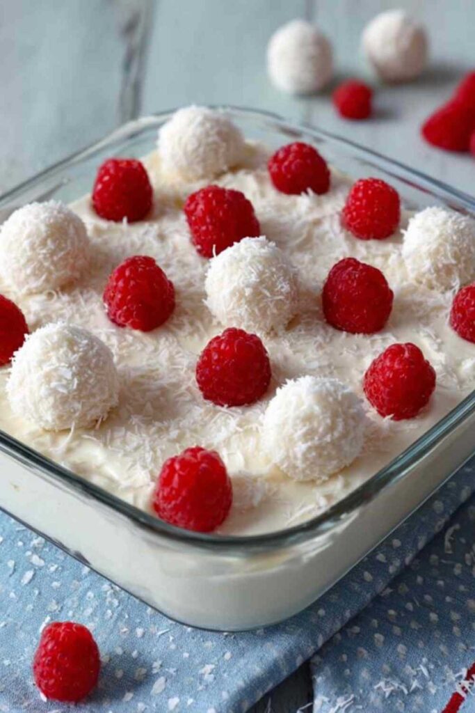 Raffaello Himbeer Quark in Glasschüssel mit Schichten aus cremigem Quark und frischen Himbeeren
