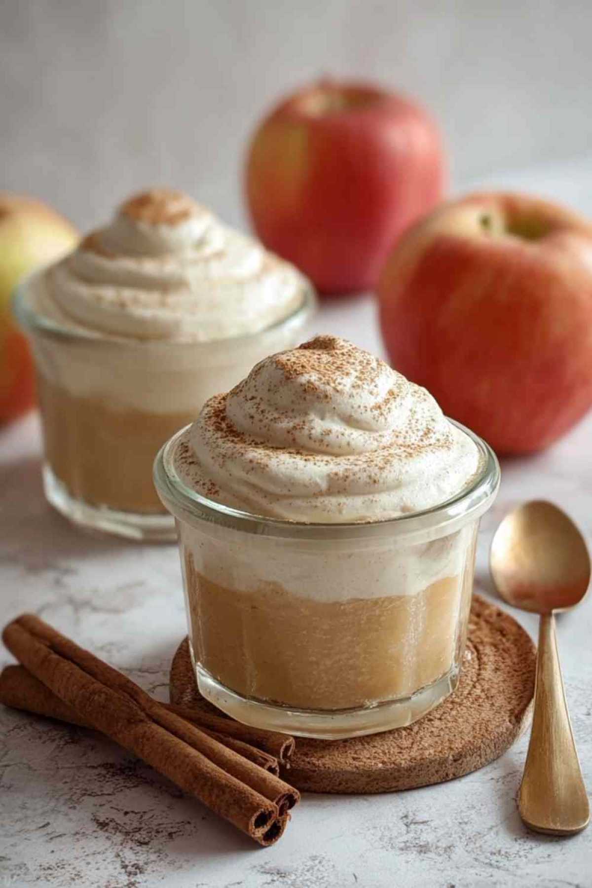 Zimtcreme mit Apfelmus in Gläsern geschichtet mit Zimt bestreut