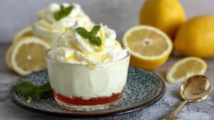 Cremige Zitronen Mascarpone Creme in eleganten Dessertgläsern mit frischen Beeren dekoriert