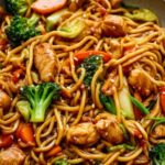 Hähnchen Teriyaki Nudeln mit Gemüse in einer großen Pfanne servierfertig angerichtet