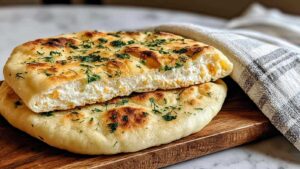 Hüttenkäse Fladenbrot auf Drahtgitter zeigt goldbraune Oberfläche und perfekte Textur