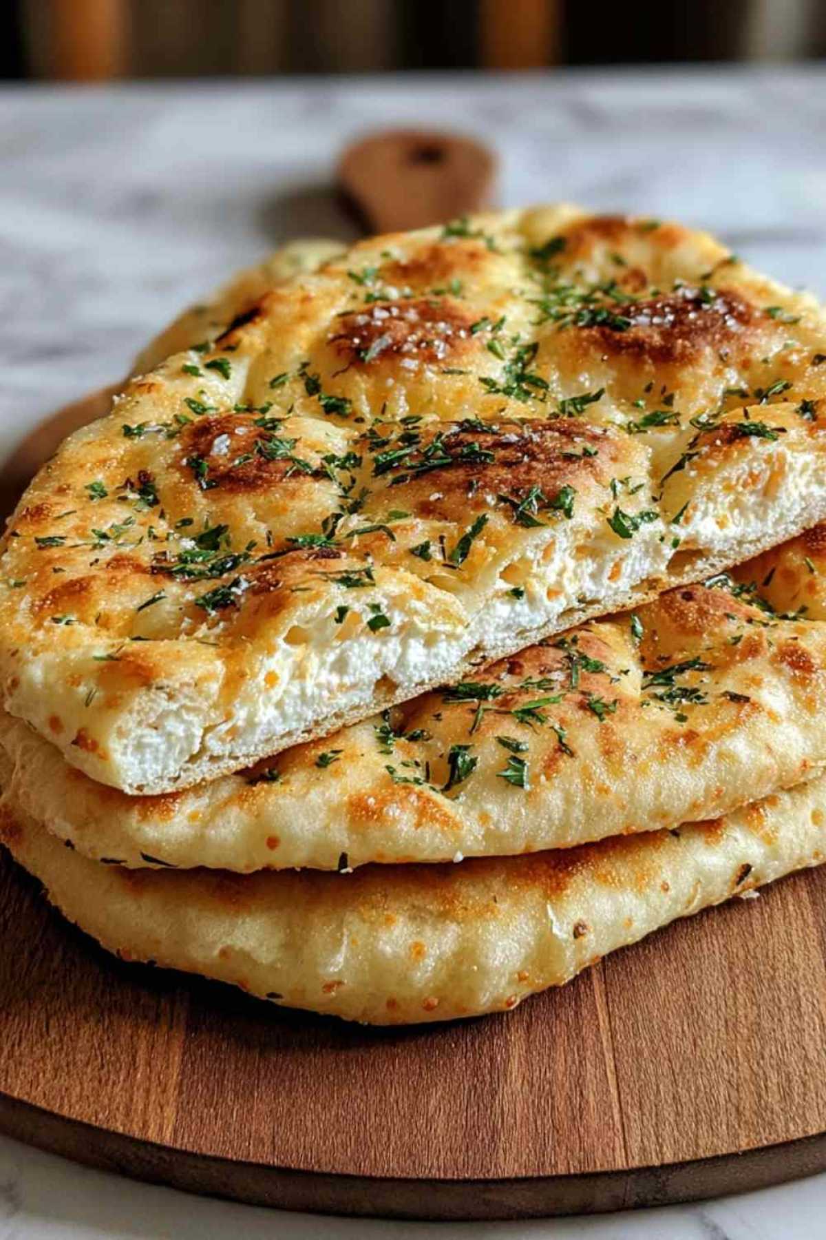 Hüttenkäse Fladenbrot auf Drahtgitter zeigt goldbraune Oberfläche und perfekte Textur
