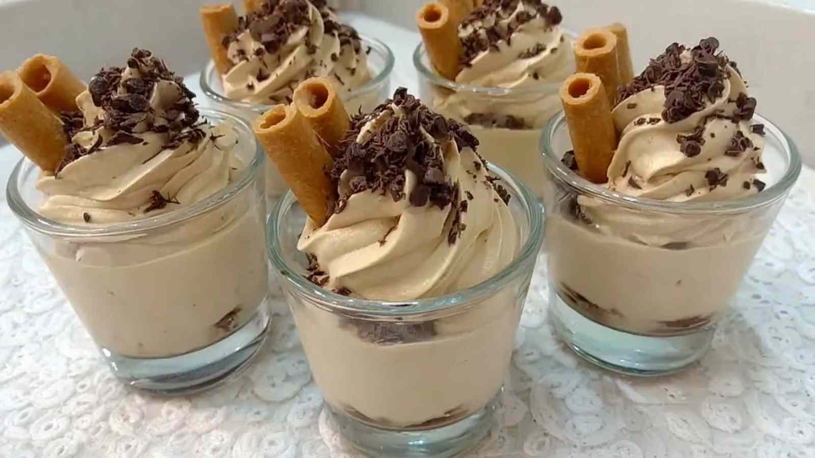 Schnelle Cappuccino-Creme in eleganten Gläsern mit Kakaopulver bestäubt serviert