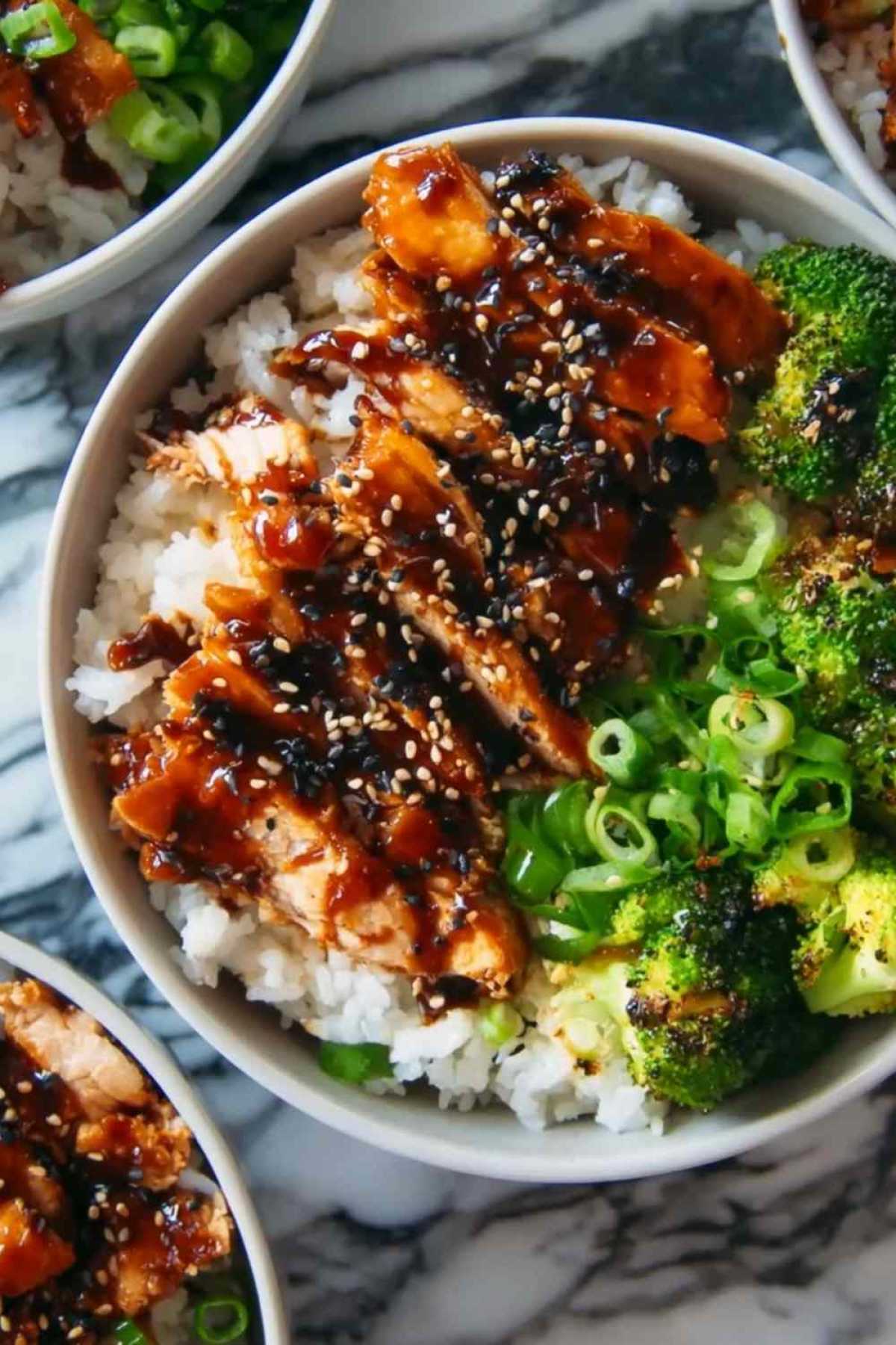Sticky Chicken Rice Bowls mit glasiertem Hähnchen und buntem Gemüse auf Reis serviert