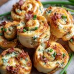 Herzhafte Blätterteigschnecken mit Speck und Käse