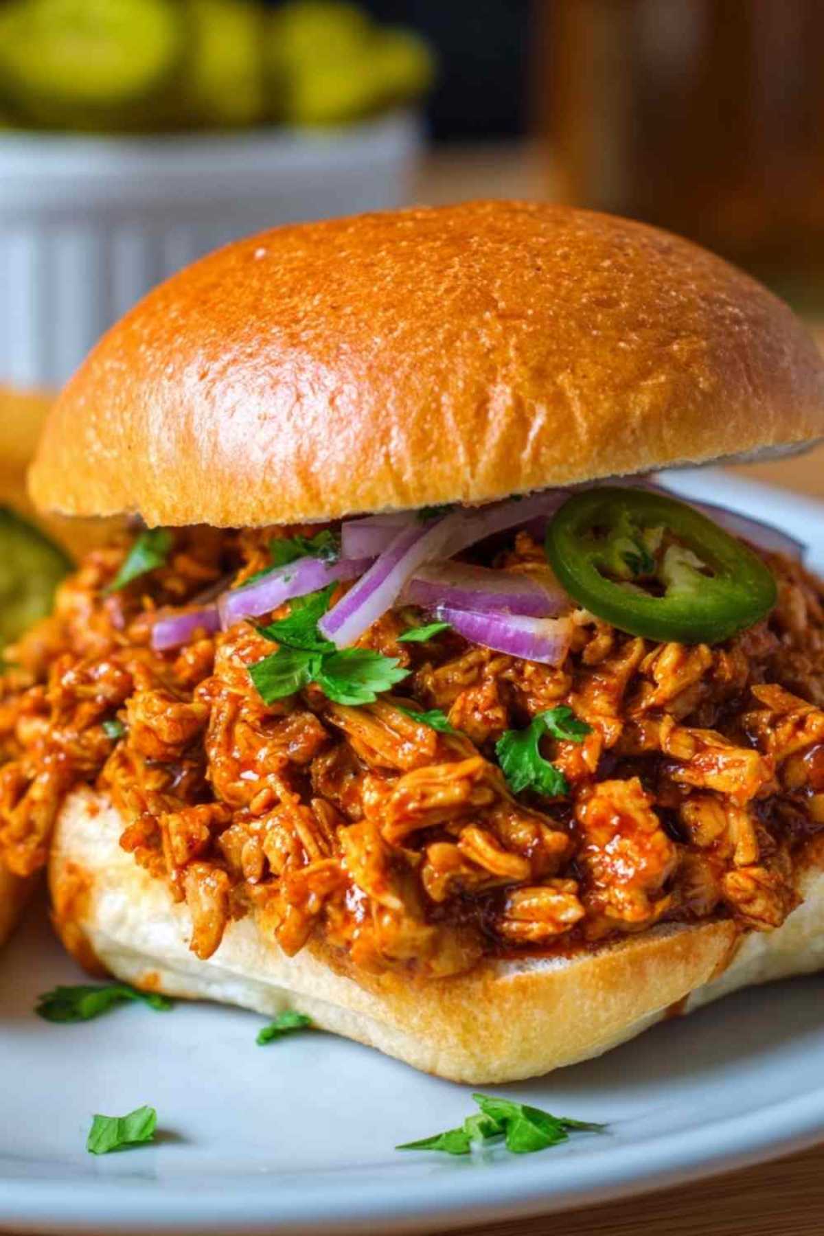 Cajun Hähnchen Sloppy Joes mit geschmolzenem Käse auf gerösteten Hamburgerbrötchen serviert