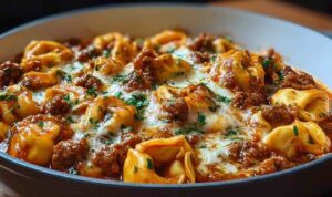 Herzhafter Tortellini-Auflauf mit Rindfleisch und geschmolzenem Käse in rechteckiger Auflaufform