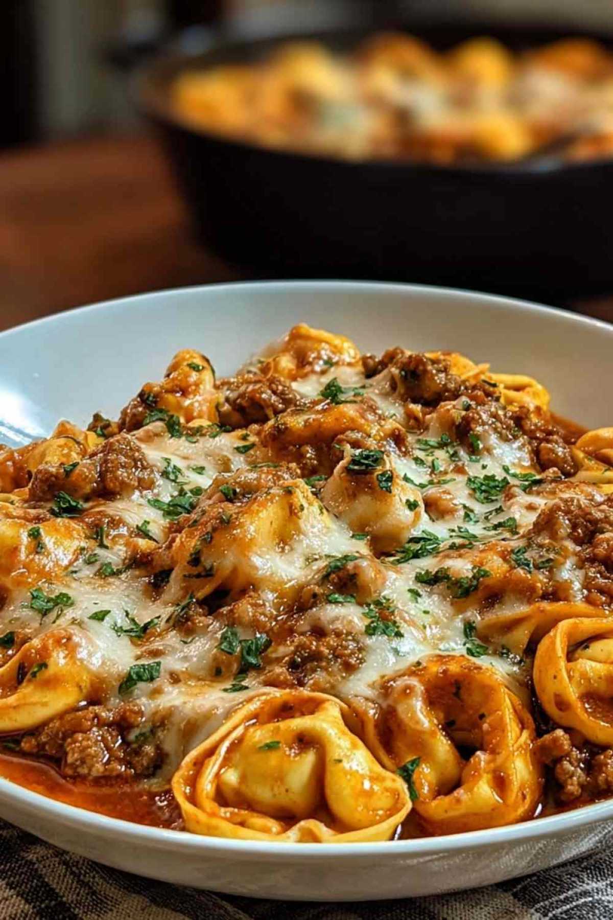 Herzhafter Tortellini-Auflauf mit Rindfleisch und geschmolzenem Käse in rechteckiger Auflaufform