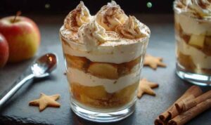 Apfel Tiramisu Dessert im Glas mit geschichteter Mascarpone-Creme, Apfelmus und Zimtstern