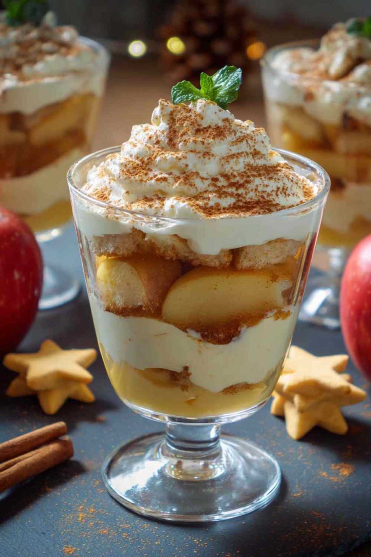 Apfel Tiramisu Dessert im Glas mit geschichteter Mascarpone-Creme, Apfelmus und Zimtstern
