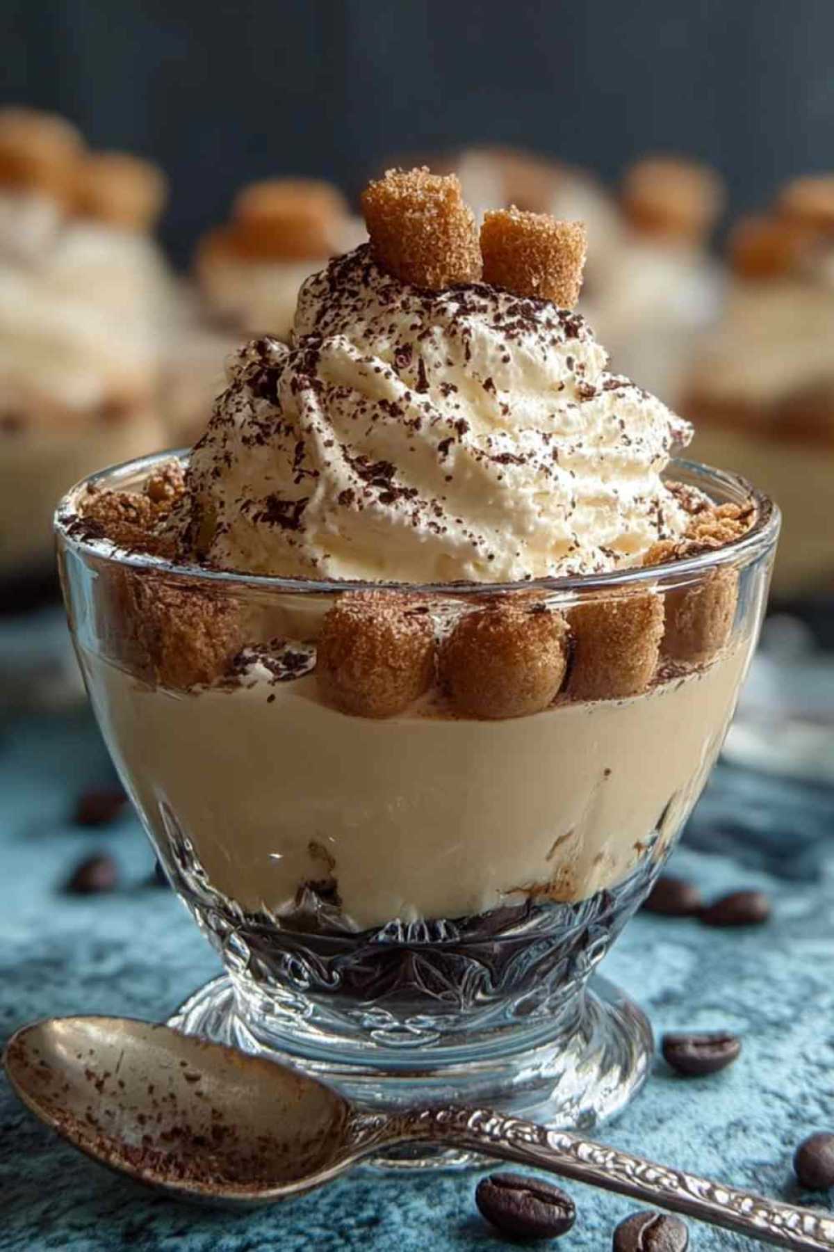 Cappuccino-Creme wie Tiramisu in Gläsern serviert mit Kakaopulver bestäubt