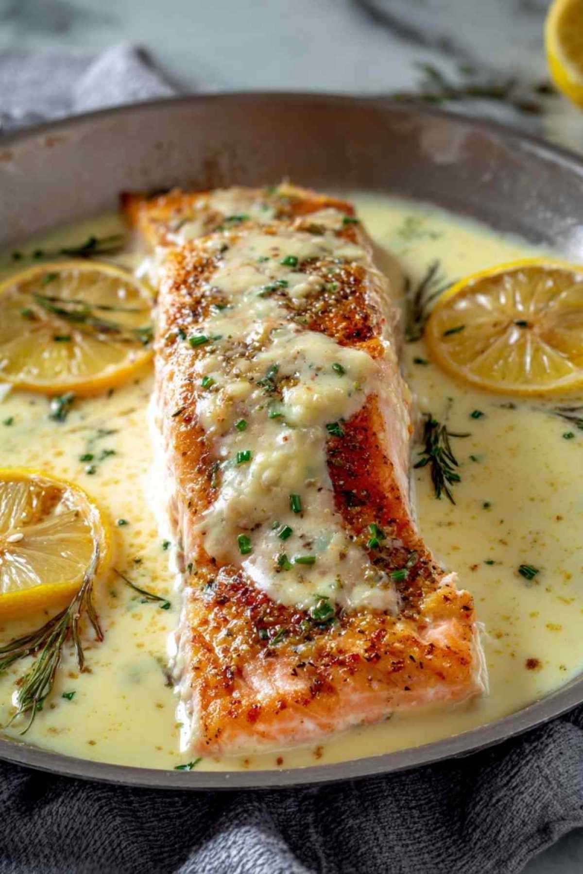 Gebackener Lachs mit Zitronen-Butter-Sahnesauce auf Teller