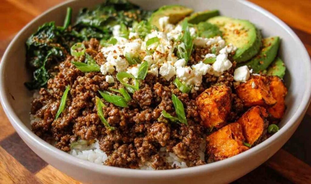 Hackfleisch Hot Honey Bowl mit gerösteten Süßkartoffeln Avocado Hüttenkäse und Hot Honey Glasur
