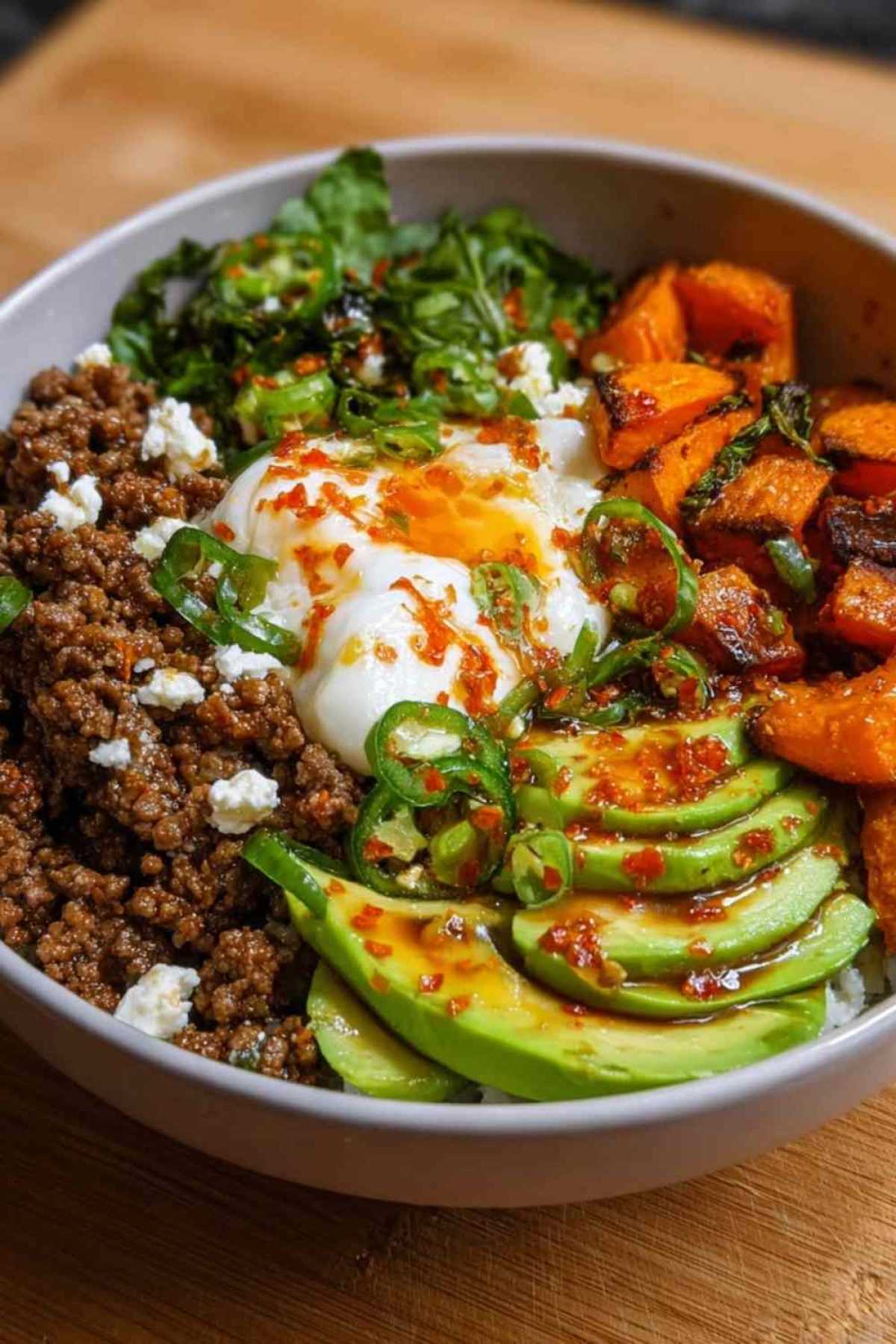 Hackfleisch Hot Honey Bowl mit gerösteten Süßkartoffeln Avocado Hüttenkäse und Hot Honey Glasur