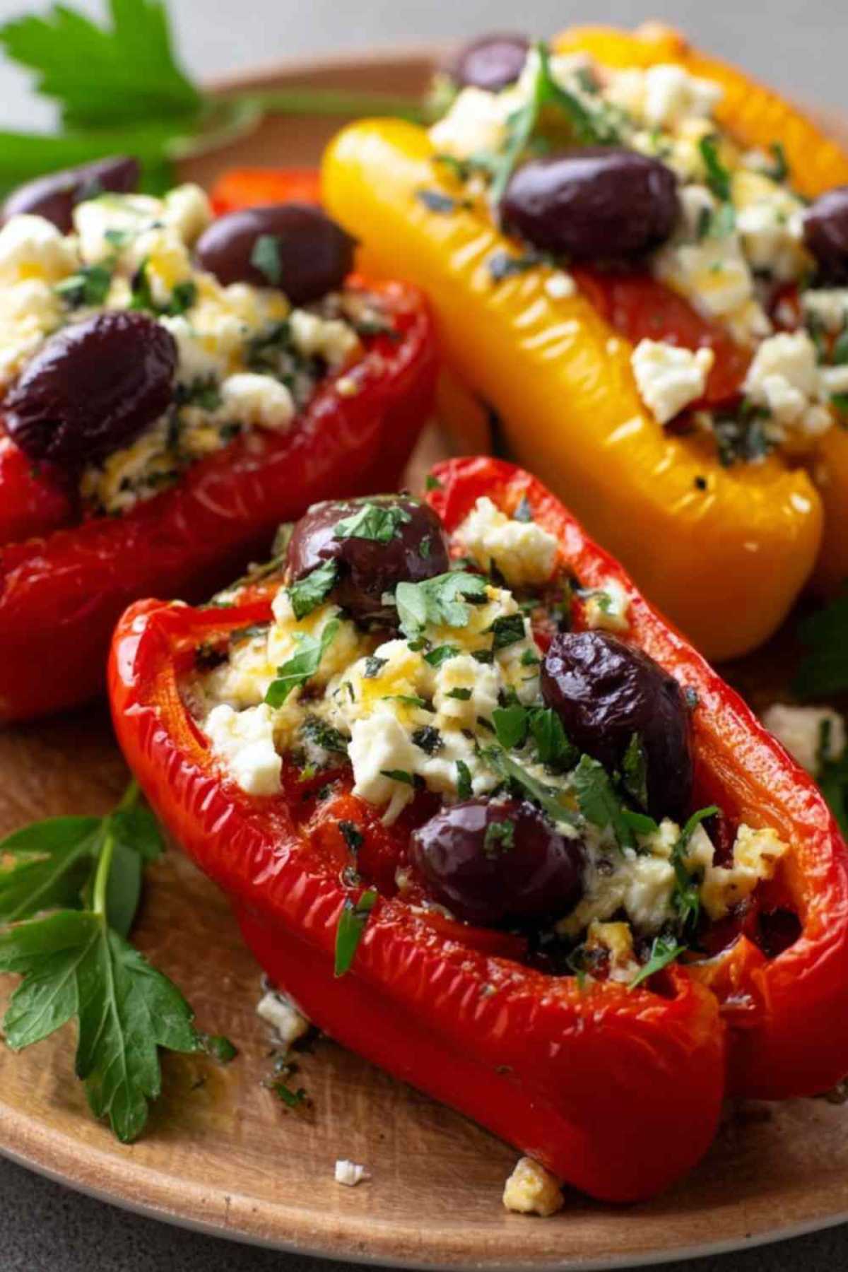 Gefüllte Paprika-Boote mit Feta und Oliven in Auflaufform vor dem Backen