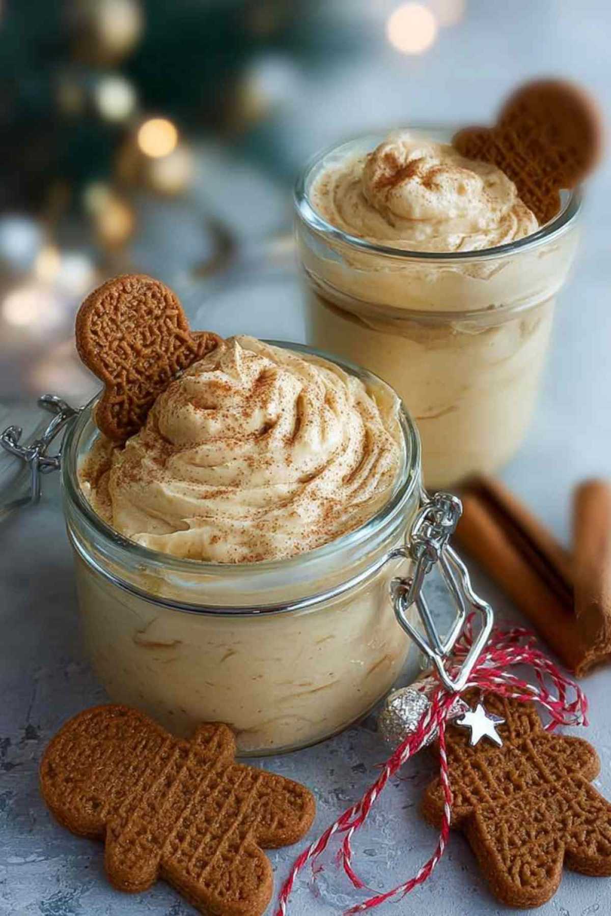 Selbstgemachte Spekulatius-Creme in einem Glas mit Löffel auf rustikalem Holztisch