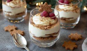 Weihnachtsdessert Spekulatius Mascarpone in Gläsern mit Schichten aus Kekskrümeln, Himbeeren und Creme