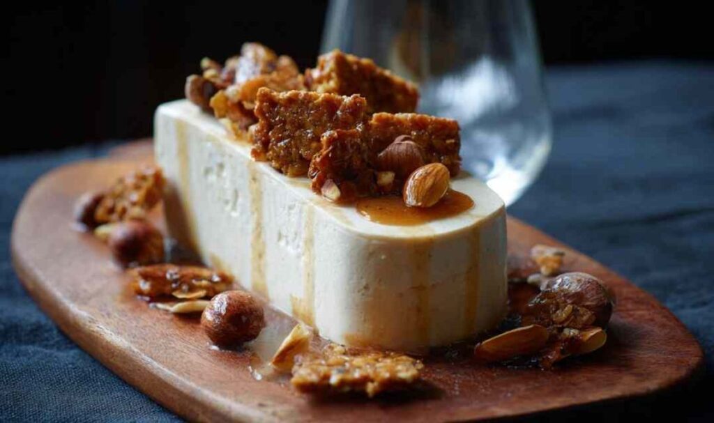 Zimtparfait mit Mandelkrokant