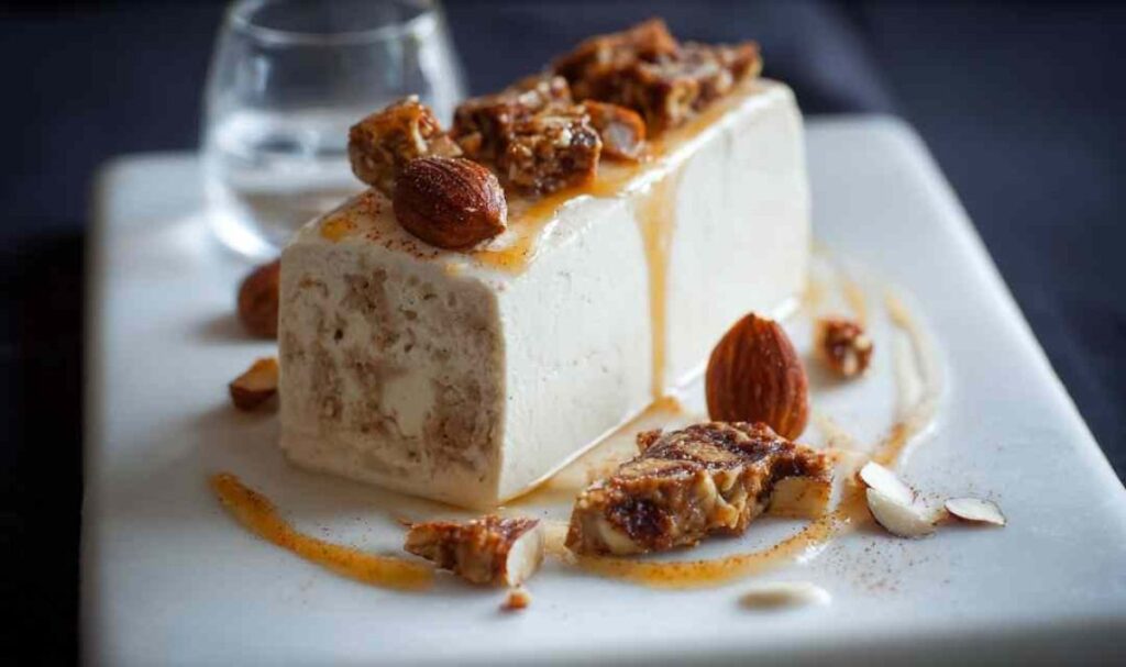 Zimtparfait mit Mandelkrokant