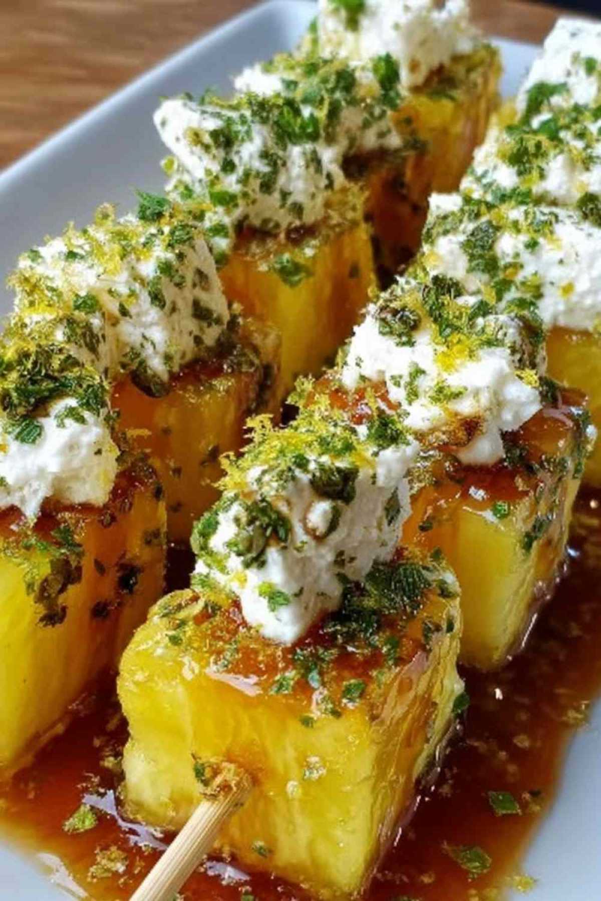 Ananas-Feta-Spieße mit Chilihonig