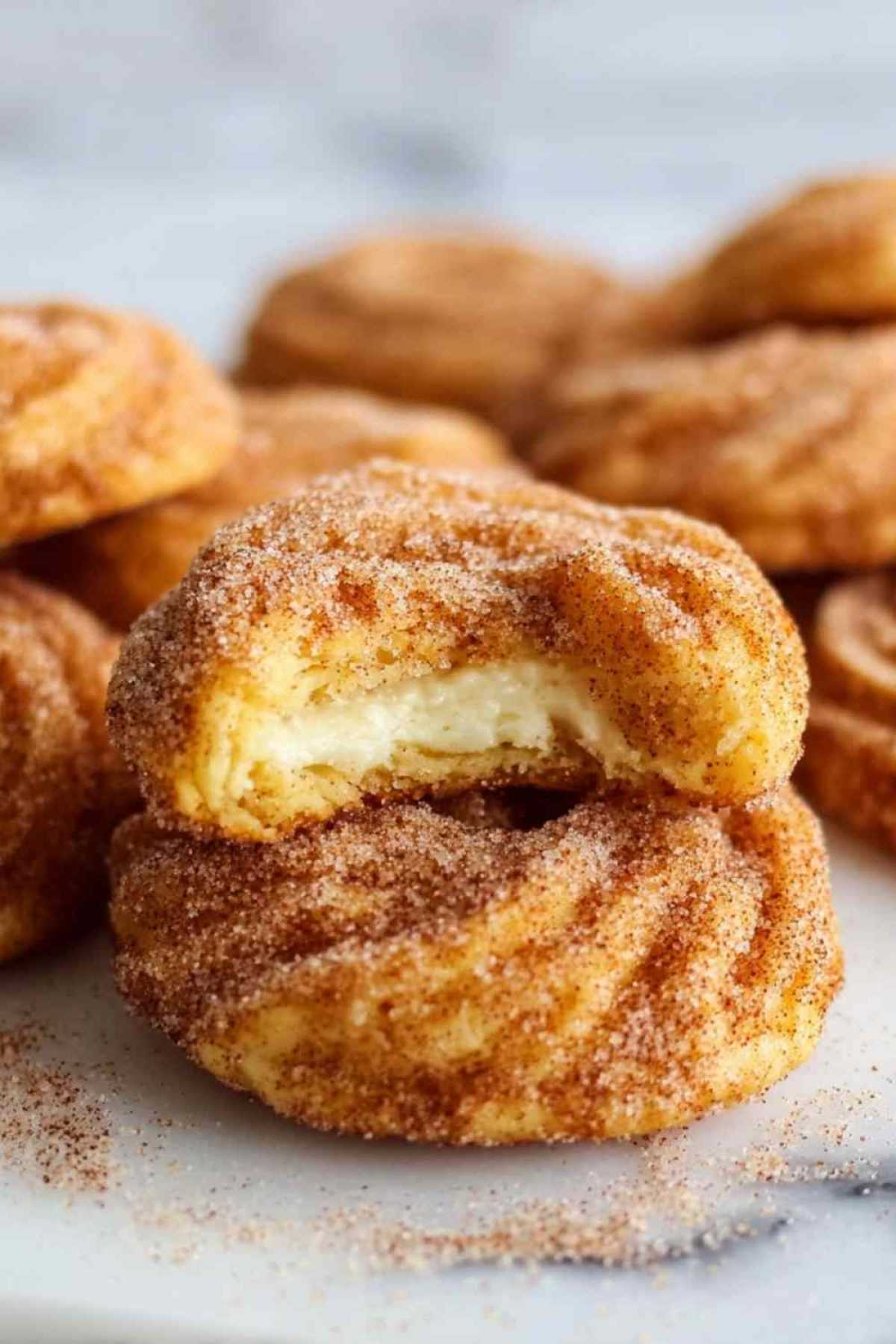 Churro Käsekuchen Kekse mit goldener Zimt-Zucker-Kruste auf Abkühlgitter