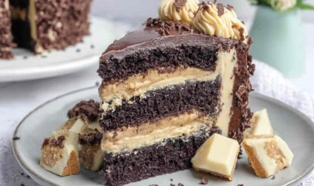 Kinder Bueno Kuchen mit drei Schokoladenschichten, Haselnussfüllung und Ganache dekoriert mit Kinder Bueno Riegeln