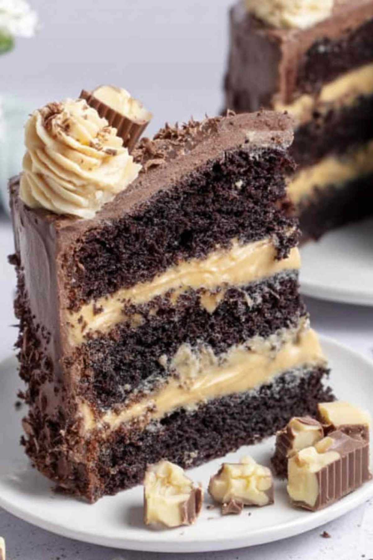 Kinder Bueno Kuchen mit drei Schokoladenschichten, Haselnussfüllung und Ganache dekoriert mit Kinder Bueno Riegeln