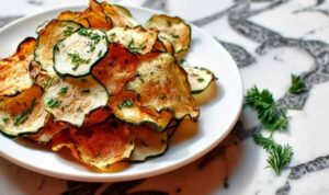Knusprige Zucchini-Chips mit Knoblauch