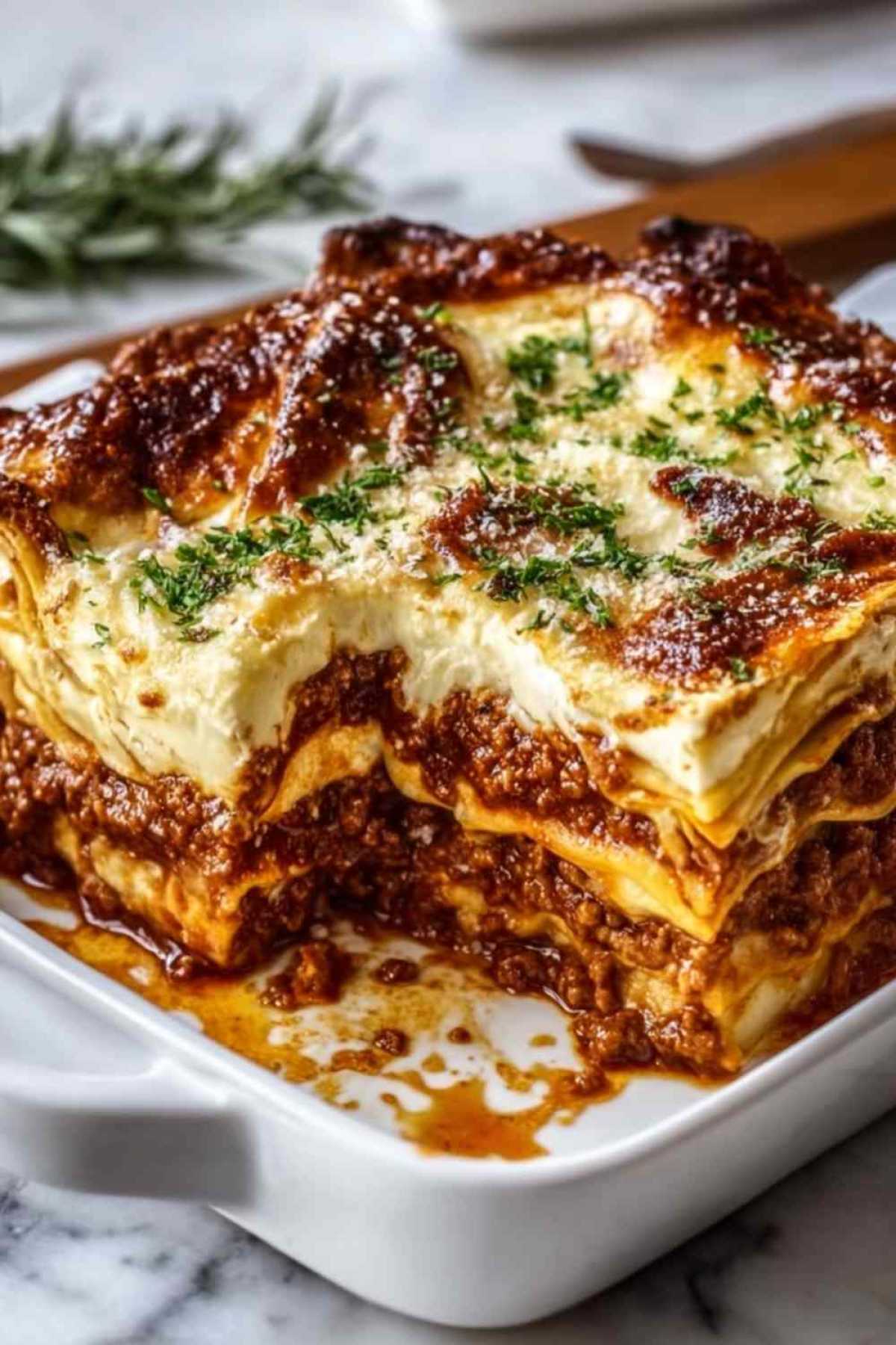 Parmesan Knoblauch Käseburger Lasagne mit goldbrauner Käsekruste direkt aus dem Ofen