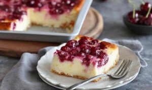 Proteinreicher Hüttenkäse-Kirschauflauf