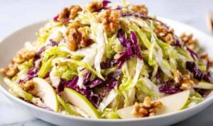 Weißkohlsalat mit Äpfeln und Walnüssen