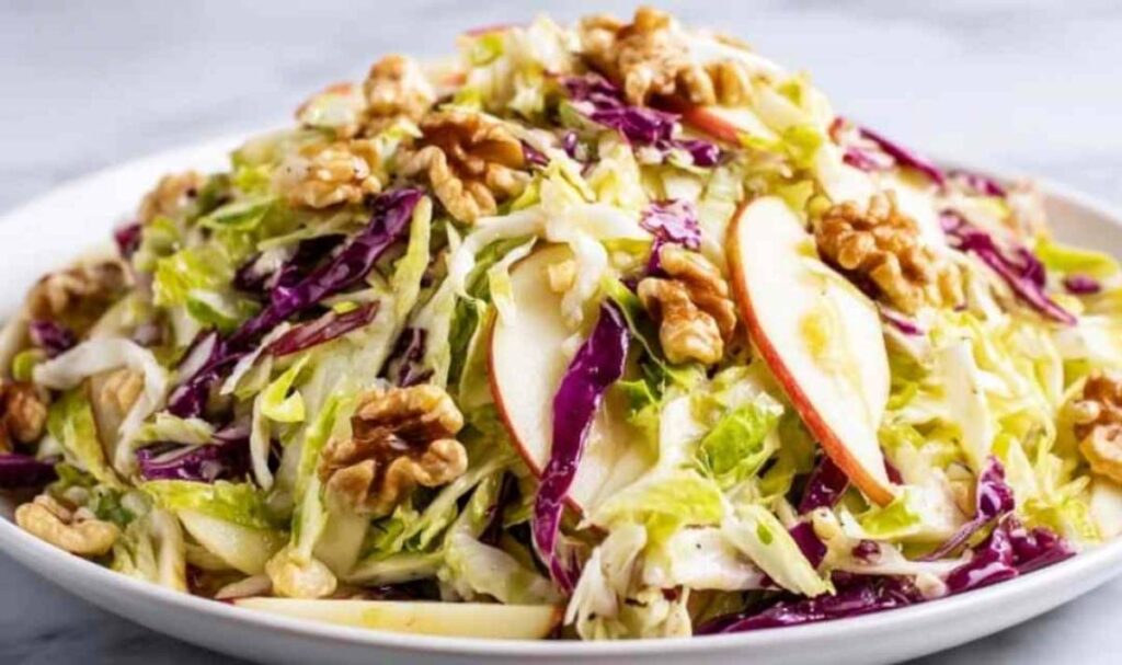 Weißkohlsalat mit Äpfeln und Walnüssen